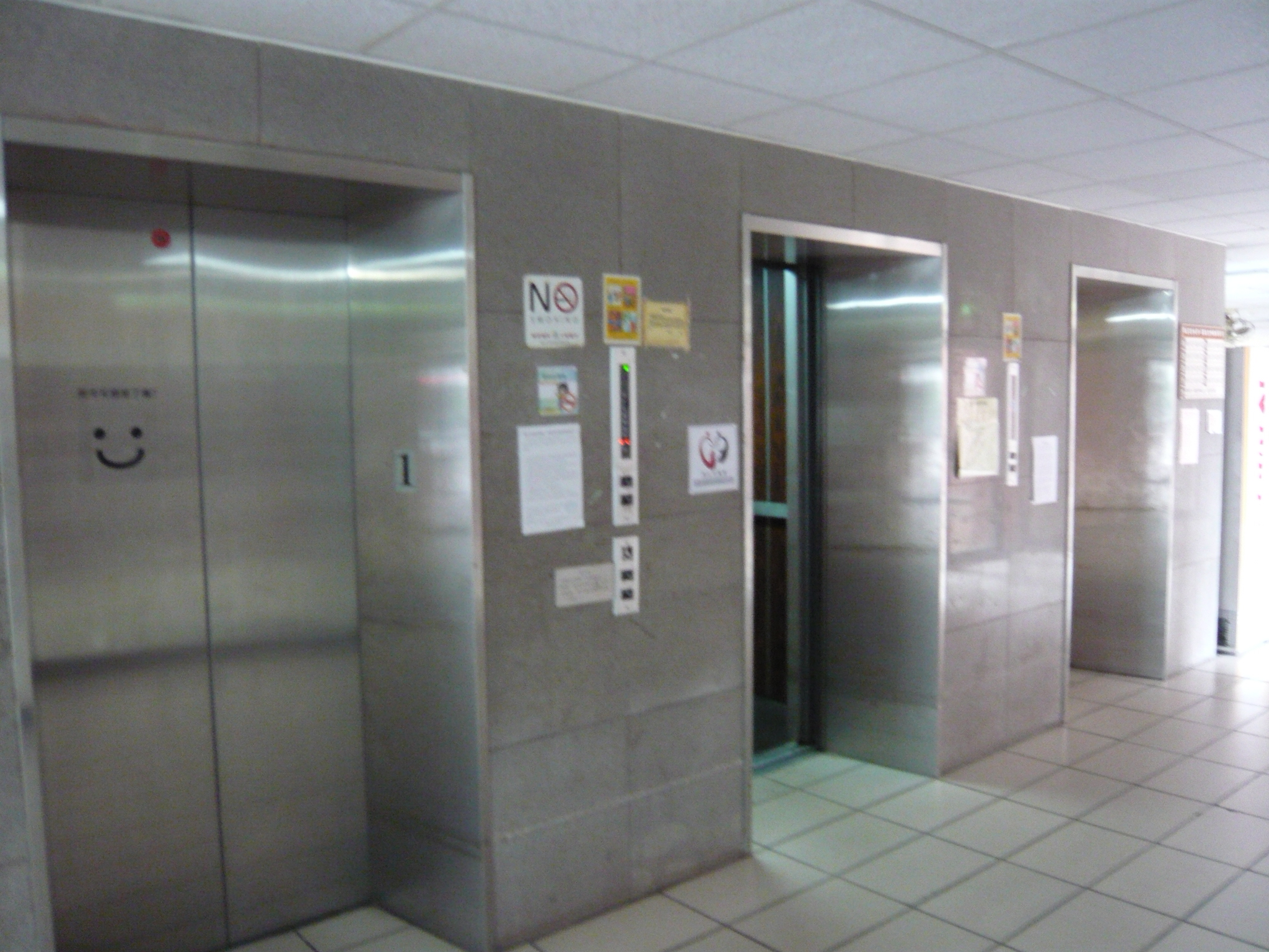 莊九一樓電梯口