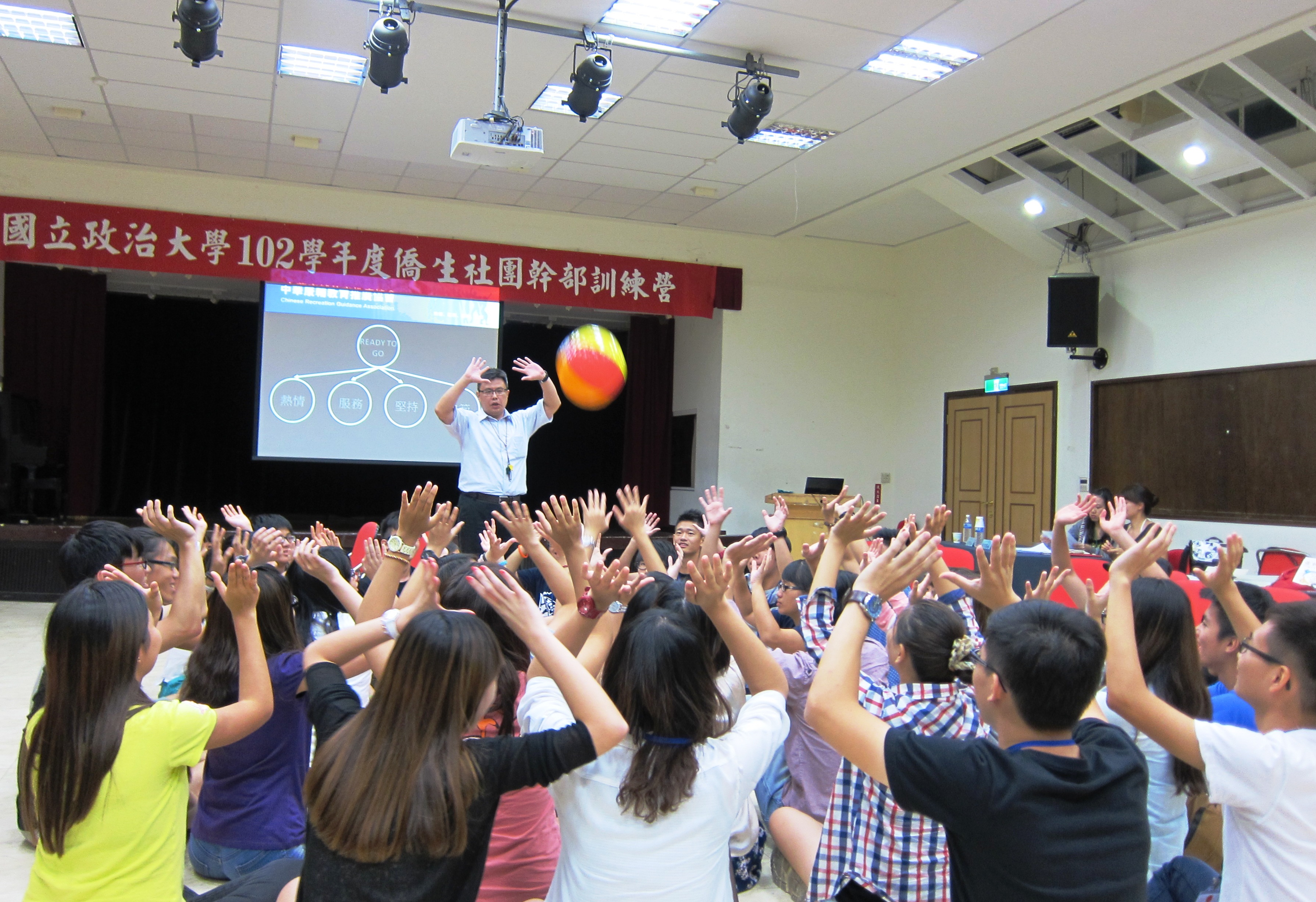 4 團隊動力學講座，學習團隊合作概念。照片提供：生僑組。